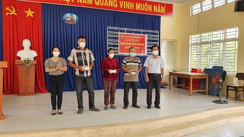 Thực hiện giao dịch ngân hàng CSXH Thị xã Hòa Thành